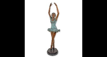 A BRONZE SCULPTURE OF A BALLERINA