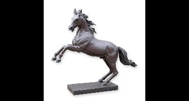 A BRONZE SCULPTURE OF A HORSE