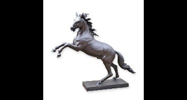 A BRONZE SCULPTURE OF A HORSE