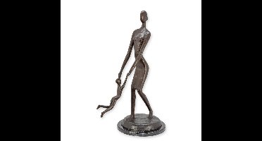 A MODERN BRONZE SCULPTURE OF A WOMAN ON A MARBLE BASE