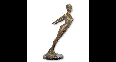 A BRONZE SCULPTURE OF A FEMALE NUDE