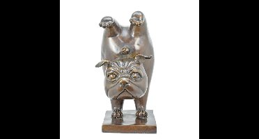 BRONZEN BEELD VAN EEN BULDOG DIE GYMNASTIEK DOET