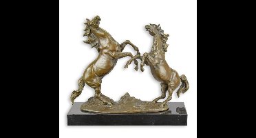 BRONZEN BEELD VAN STEIGERENDE PAARDEN