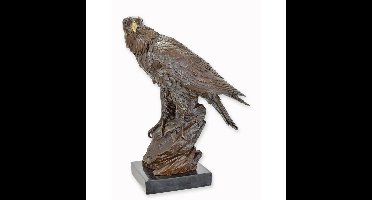 A BRONZE SCULPTURE OF AN EAGLE