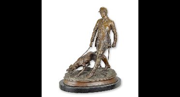 A BRONZE SCULPTURE OF A VALET AND BLOODHOUND