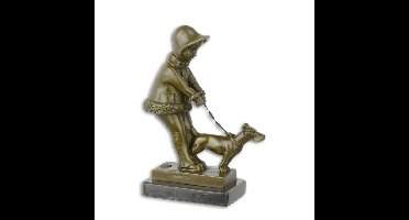 BRONZEN BEELD VAN EEN JONG MEISJE DAT HAAR HOND UITLAAT