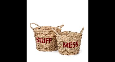 Rommelig en spullen, zet de mand koraalrood.