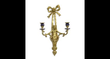 Twee licht porselein gemonteerde bronzen wandkandelaars applique