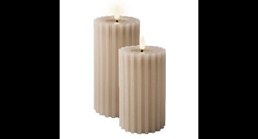 Luxe LED kaarsen/stompkaarsen - 2x st - lichtgrijs - ribbel - D7,5 x H14,8 en H17,3 cm